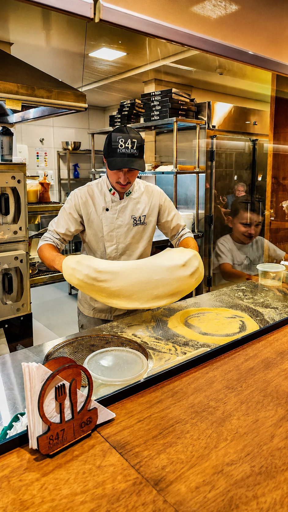 Pizzaiolo preparando massa artesanal